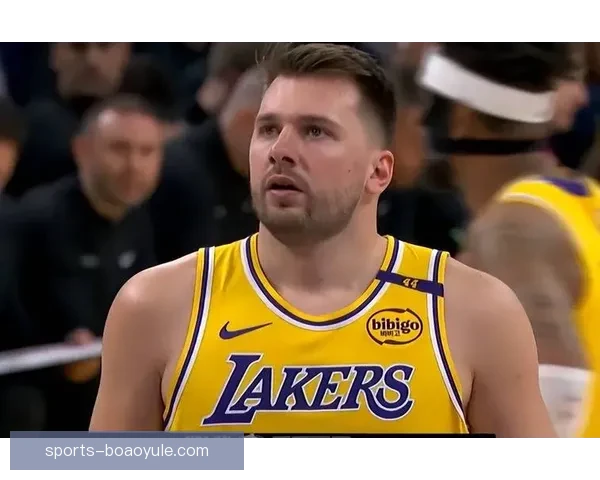 东契奇空位三分拒投遭批在场负十七成湖人罪人砍三十二加十一加八仍难辞其咎_laq4yz68